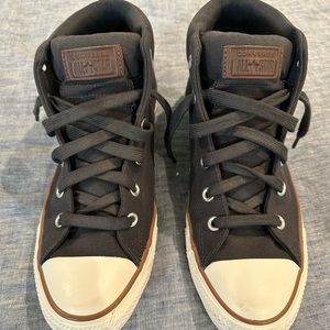 Converse high top shoe, hardly used, great condition!!